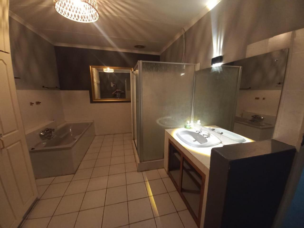 Anri Guesthouse Блумфонтейн Экстерьер фото
